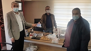 Başkan Kaya Gazetecilere Maske Dağıttı