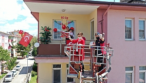 Başkan Köse itfaiye merdiveniyle hediye verdi