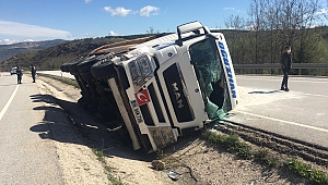 Cam tozu yüklü TIR devrildi: 1 yaralı