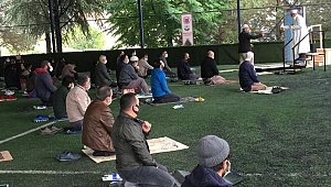 Sosyal mesafeli ilk cuma namazı kılındı!