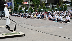 Cuma namazı meydanda kılındı