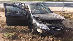 Direksiyon Hakimiyetini Kaybederek Orta Refüje Çarptı: 3 Yaralı