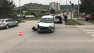Hafif ticari araç ile kamyonet çarpıştı