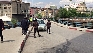 Hareket halindeki otobüsten aşağıya düştü