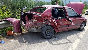 İki otomobil çarpıştı: 1'i ağır 3 yaralı