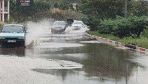 Sağanak yağmur yolları göle çevirdi