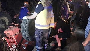 Devrilen traktörün altında kalan sürücü yaralandı