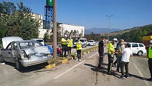 İki otomobil çarpıştı: 6 yaralı