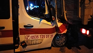 Kemikli'de kaza: Cenaze Nakil Aracı kamyonun altına saplandı