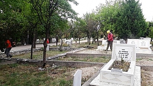 Mezarlıklara Kurban Bayramı temizliği