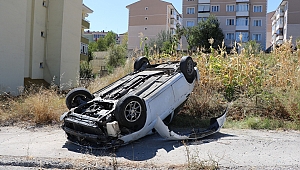Kaldırıma çarpan otomobil takla attı