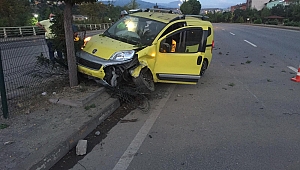 Lastiği Patlayan Taksi Refüjdeki Ağaca Çarptı: 2 Yaralı