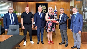 Özkara’ya plaket verildi