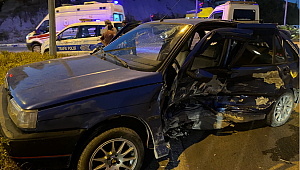 Kavşakta kaza 3 yaralı var... Arkasına bakmadan kaçtı...