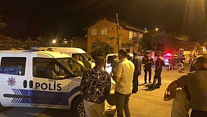 Çaldığı araçla kaçarken önünü kesen polis aracına çarptı