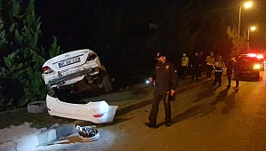 Direğe çarpan otomobil askıda kaldı