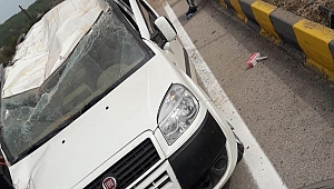 Hafif ticari araç takla attı