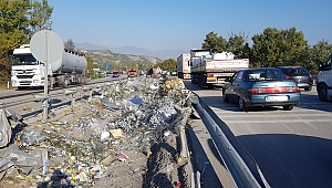 TIR´ın sürücüsü yaralandı, hurdalar yola saçıldı