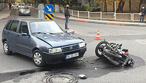 Otomobille motosiklet çarpıştı: 1 yaralı