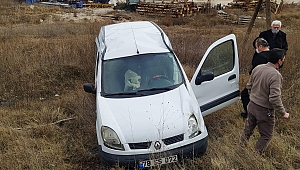 Hafif ticari araç takla attı: 3 yaralı