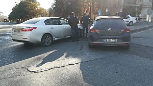 Kavşakta 2 otomobil çarpıştı!