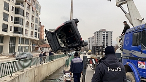 Otomobilde sıkışan sürücüyü itfaiye ekipleri kurtardı
