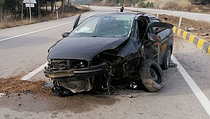 Refüje çarpan otomobildeki 2 kişi yaralandı