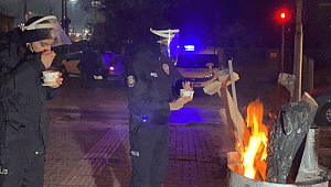 Soğuk havada görev yapan polislere çorba ikram etti