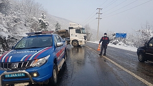 Kar Yağışı Nedeniyle Kayganlaşan Yolda 2 Tır Kaza Yaptı