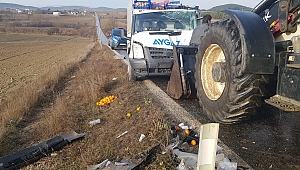 Minibüs ile kamyonet kafa kafaya çarpıştı