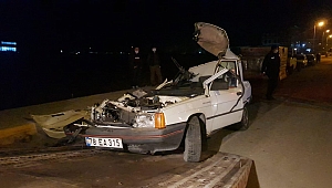 Otomobil park halindeki 2 araca çarptı: 1 yaralı