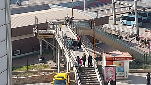4 yaşındaki çocuk yürüyen merdivene sıkıştı