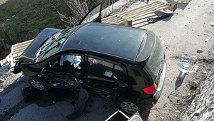 Çarpışan otomobillerden biri 2 metre yükseklikten aşağıya düştü