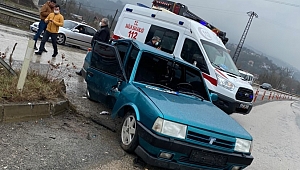 Kaldırıma çıkıp yön tabelasına çarptı!