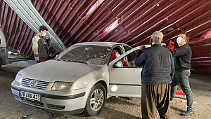 Korkutan anlar! Çatı uçtu, 4 araba altında kaldı