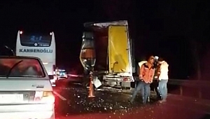 Yolcu otobüsü arızalanan kamyona çarptı: 3 yaralı
