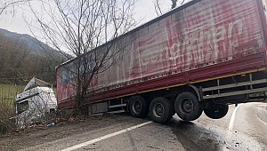 TIR devrildi! Trafik akışı tek şeritten sağlanıyor