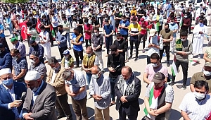 Gıyabi cenaze namazı kıldılar