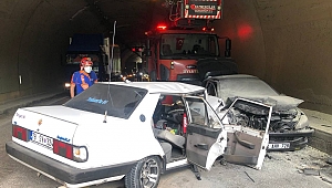 İki otomobil kafa kafaya çarpıştı: 1 ölü 7 yaralı