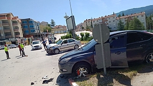 İki otomobil kavşakta çarpıştı: 2 yaralı