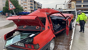 3 kişinin yaralandığı kaza anı kameraya yansıdı