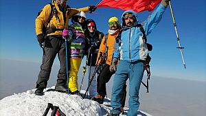 AĞRI DAĞI ZİRVESİNDE BİR KARABÜKLÜ