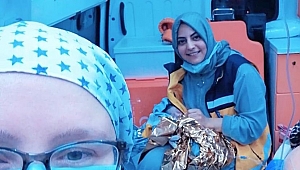 Hastaneye giderken ambulansta doğum yaptı