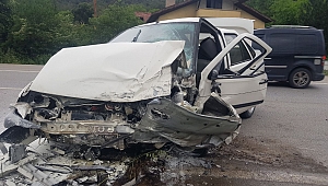 Karşı şeride geçti, ortalık savaş alanına döndü: Yaralılar var