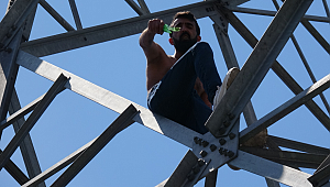 Karabük'te elektrik direğinde intihar girişimi!