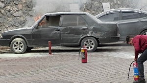 Park halindeki otomobil alev aldı