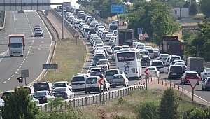 Bayram sonrası trafikte oluşan yoğunluk havadan görüntülendi
