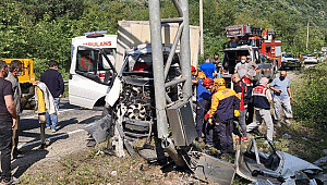 Karabük'te Kamyonet Direğe Çarptı: 1 Ölü