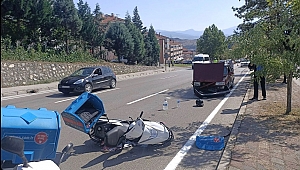 Otomobil ile çarpışan motosikletli kurye yaralandı