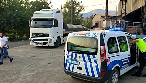 'Dur' ihtarına uymadı! Aracını polisin üzerine sürdü!